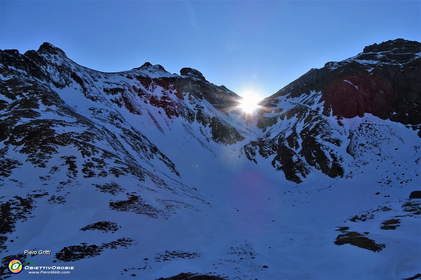 70 Il sole tramonta verso la Bocchetta di Val Pianella.JPG